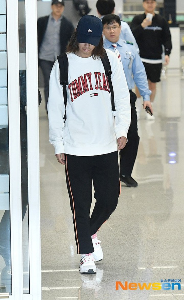 Jung Joon Young Berjalan Keluar dari Pintu Kedatangan 