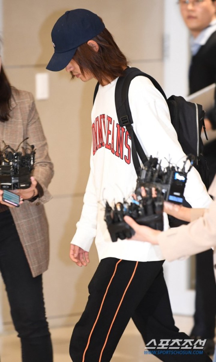 Jung Joon Young Terus Menundukkan Kepalanya Saat Tiba di Bandara Incheon