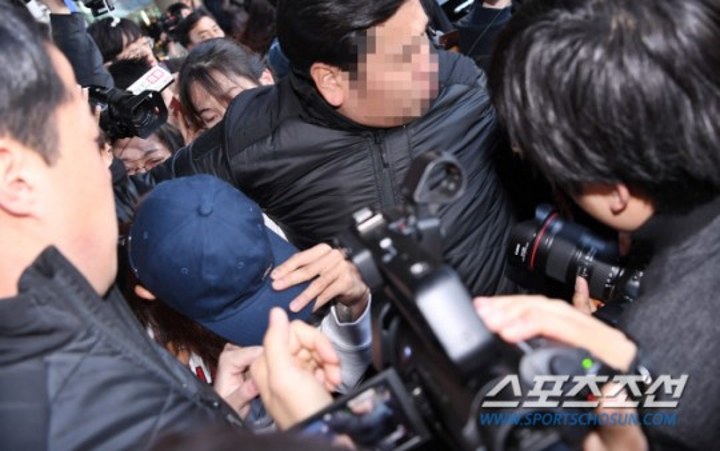 Jung Joon Young Dikerumuni Reporter di Bandara Incheon