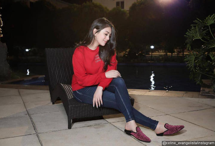 Tampil Kece Dalam Balutan Sweater dan Jeans Ala Anak Muda