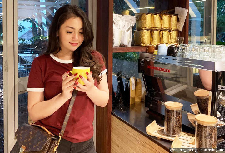 Cantik Bak ABG Dalam Balutan Kaus dan Celana Pendek