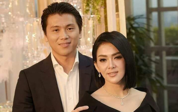 Kompak Salam Tinju, Ekspresi Reino Diejek Kena Pelet Istri-Adik Syahrini Dicibir Kerudung Dusta