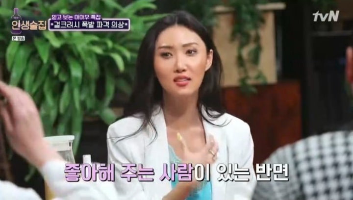 Sering Pakai Baju Nyentrik, Hwasa Rupanya Pilih Kostum Manggungnya Sendiri