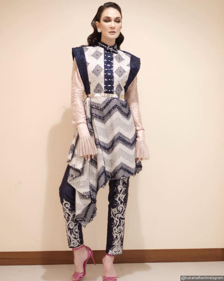 Pose Kece Bak Model Tuai Pujian Selangit dari Netizen di Media Sosial