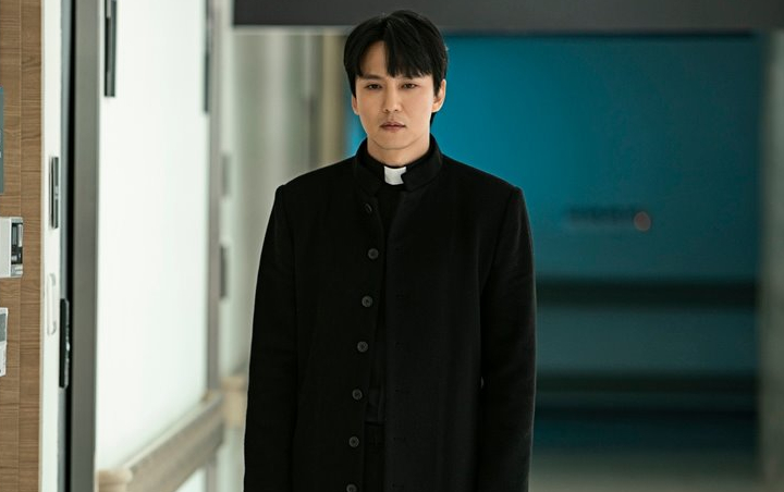 'The Fiery Priest' Kalahkan Rekor Sendiri Usai Tayangkan Adegan Kim Nam Gil Kendarai Motor