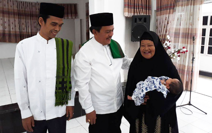Hasil gambar untuk USTADZ ABDUl somad dengan ibunya
