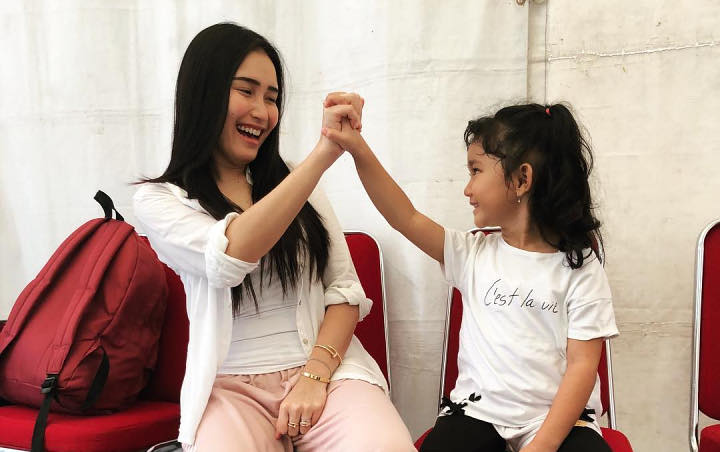 Temani Anak Naik Bianglala, Ayu Ting Ting Malah Diledek Jadi 'Obat Nyamuk' Adiknya