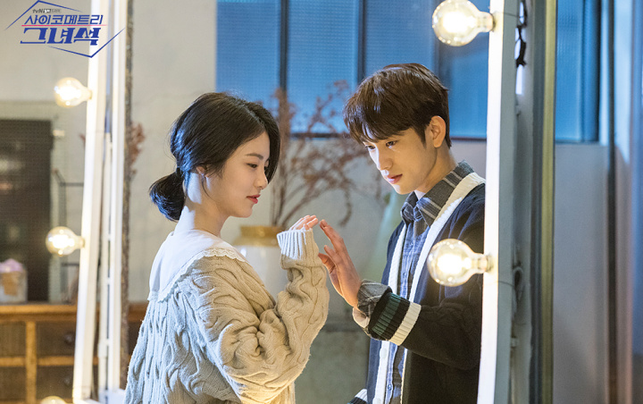 Jinyoung GOT7 Bikin Fans Gemas Saat Berusaha Jadi 'Bodyguard' Shin Ye Eun di 'He is Psychometric'