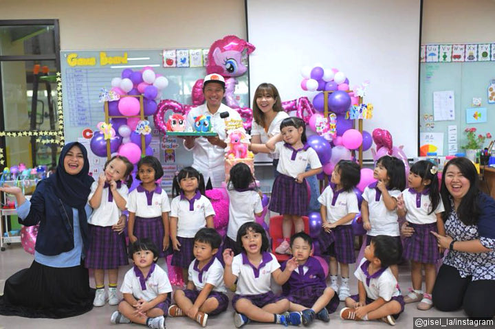 Gading dan Gisel Kompak Foto Bareng Teman-Teman Sekolah Gempi