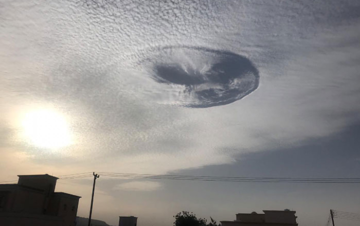 Viral 'Lubang Misterius' Langka Ini Muncul di Langit Uni Emirat Arab