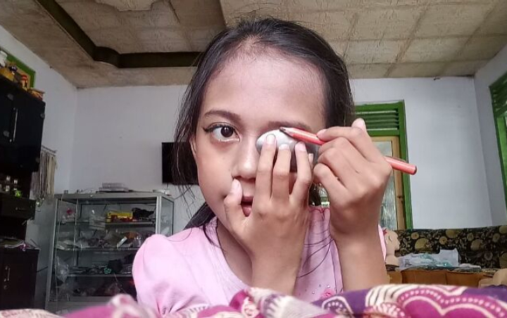 Gadis Cilik Asal Situbondo Ini Viral Bikin Alis Pakai Sendok, Intip Aksi Uniknya