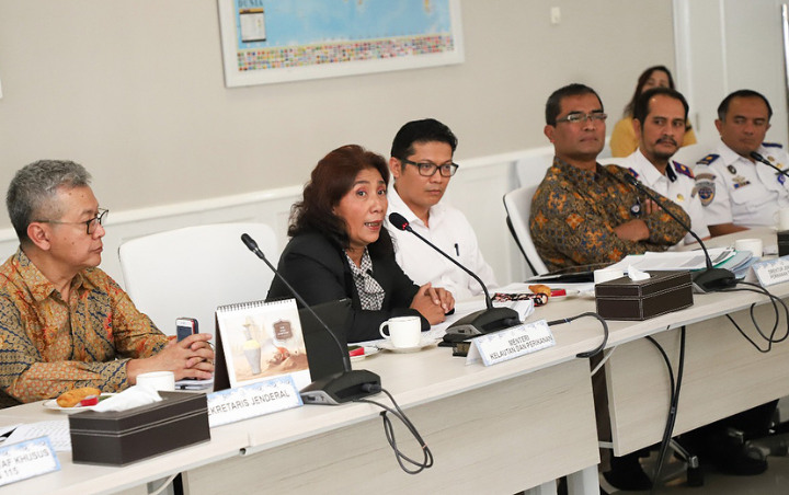 Aksi Susi Pudjiastuti Benamkan Kapal Disindir Pencitraan Demi Popularitas Oleh Eks Menteri Jokowi