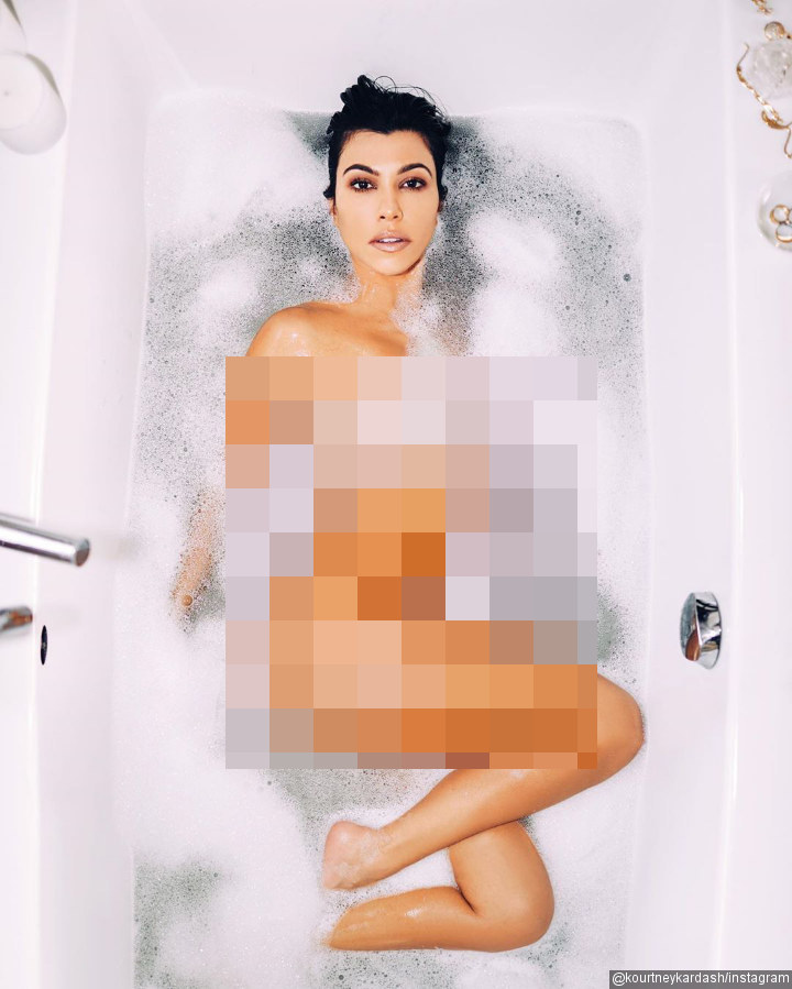 Kourtney Kardashian Lagi-Lagi Pamer Foto Bugil, Bagian Paha Dituding Gagal Edit