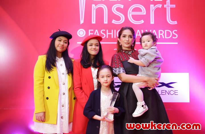 Ussy Sulistiawaty dan Empat Putrinya