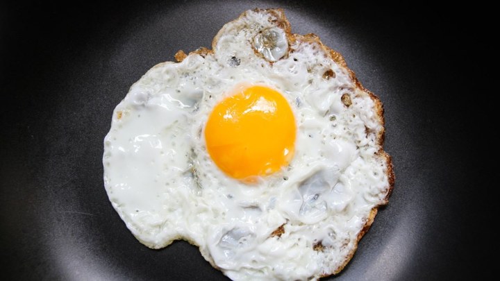 Hindari Mengolah Telur dan Makanan Lengket Lainnya dengan Wajan Besi