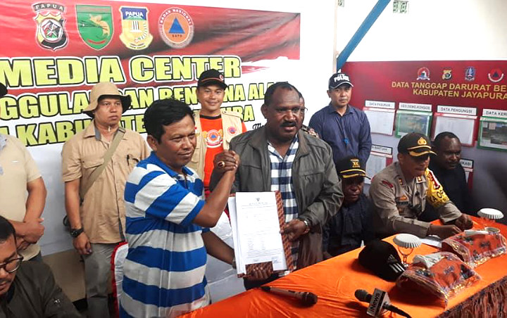 Gaya Wakil Bupati Jayapura ke Lokasi Banjir Nyaris Tak Dikenali, Warganet Puji Merakyat