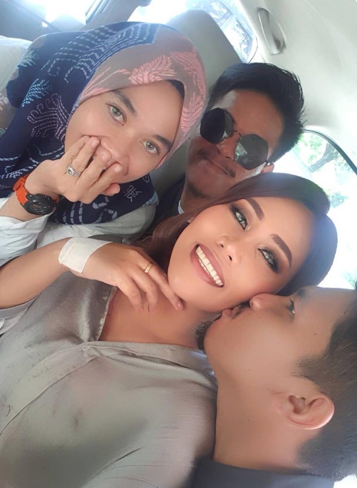 Serasa Dunia Milik Berdua, Arif Asyik Cium Pipi Sang Istri di Mobil