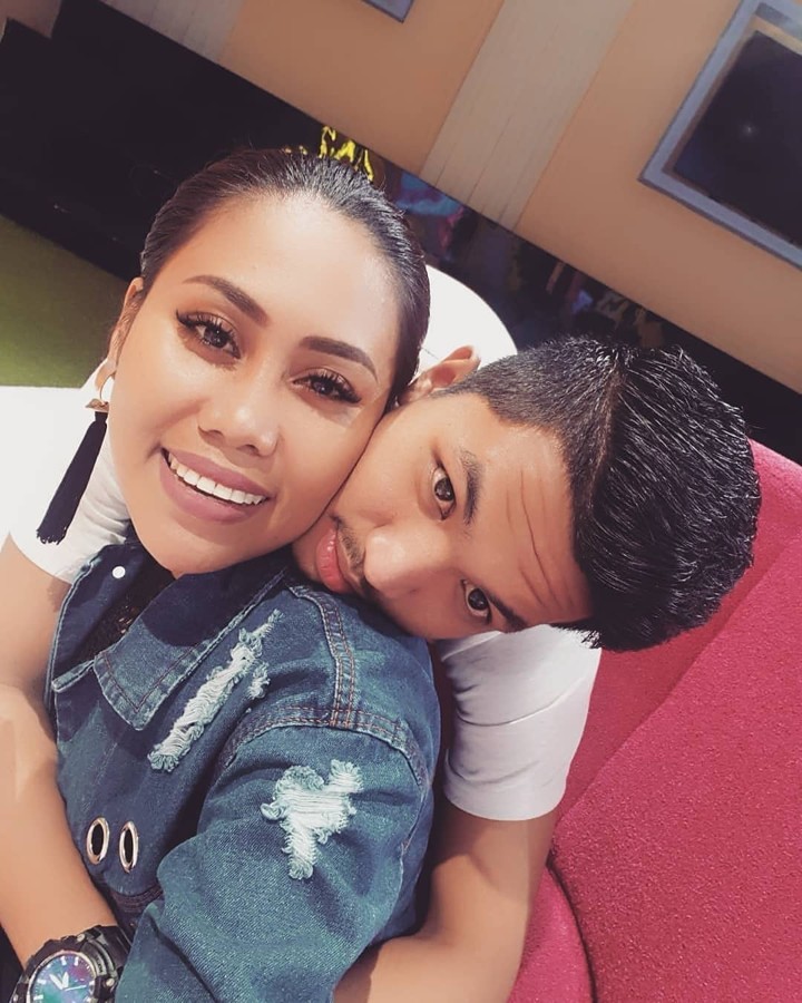 Mesranya Arif Memeluk Sang Istri Saat Syuting Bareng