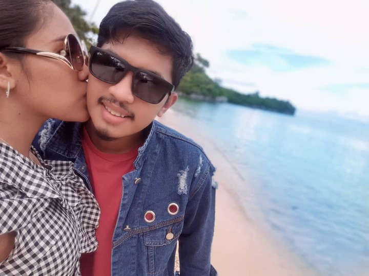 Tak Ragu Cium Pipi Suami Saat Liburan Berdua di Pantai