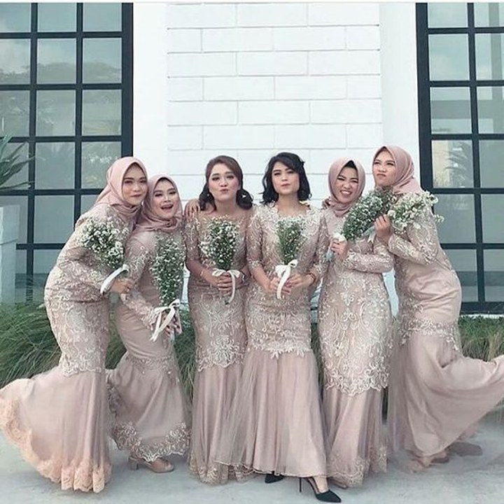 Tampil Cantik Dengan Gaun Nude
