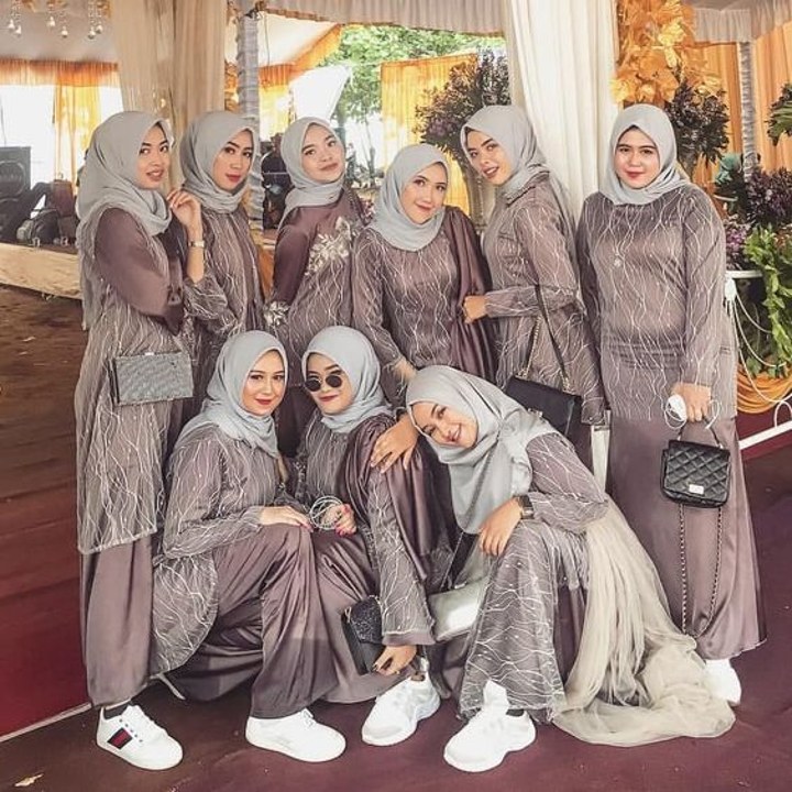 Bridesmaid Tampil Beda dengan Sneakers