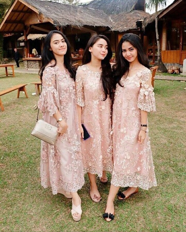 Kenakan Embellished Dress saat Jadi Bridesmaid