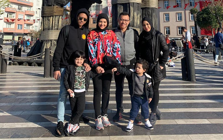 Keluarga Anang Hermansyah Rela 'Ngemper' di Bandara Turki, Wajah Ashanty Tanpa Make Up Bikin Takjub
