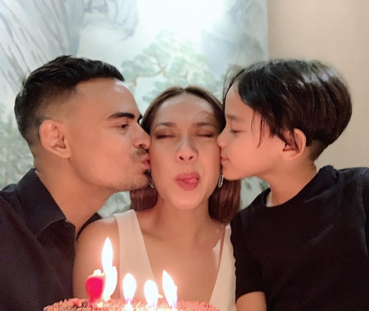 Gemasnya Dua Lelaki Ini Cium Pipi BCL di Perayaan Ulang Tahun 