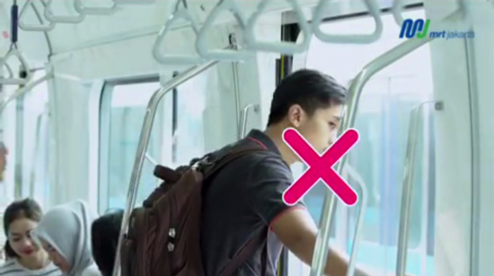 Jangan Berdiri di Depan Pintu Kereta