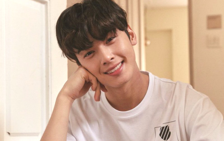 Cha Eunwoo Umbar Dada di Pemotretan, Curhat Ingin Punya Kekuatan Ini