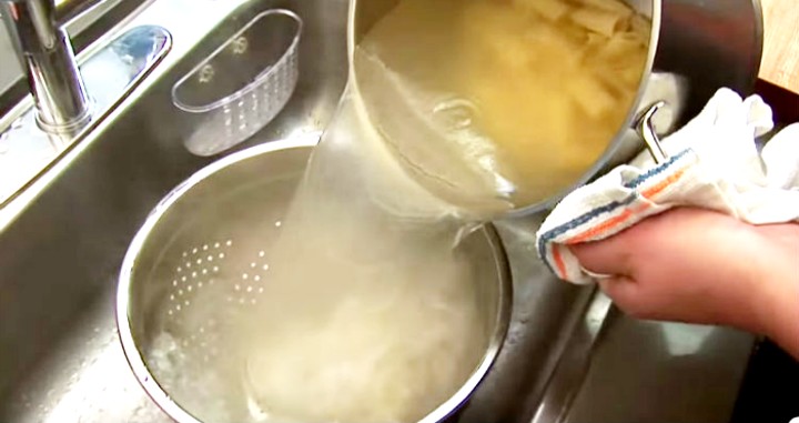 Membuang Air Rebusan Pasta