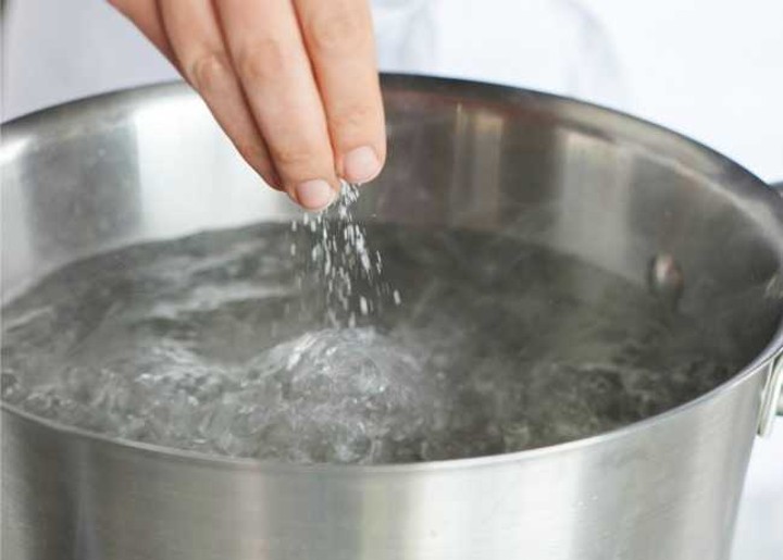 Tidak Menaburkan Garam saat Merebus Pasta