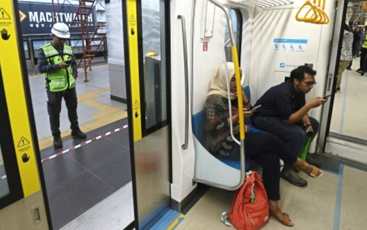 Kelakuan Buruk Penumpang MRT Jakarta Bergelantungan Hingga Injak Kursi Disoroti Media Jepang