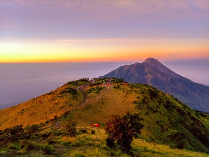 Gunung Merbabu Memiliki Matahari Terbit yang Indah