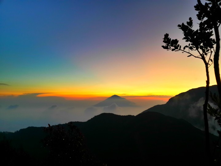 Menanti Sunrise di Gunung Papandayan