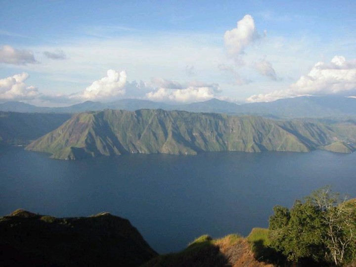 Pemandangan Matahari Terbit di Gunung Toba