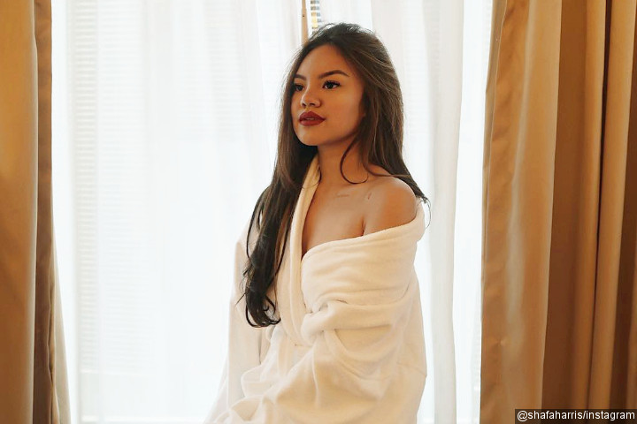 Sengaja Pamer Pundak dalam Balutan Jubah Mandi