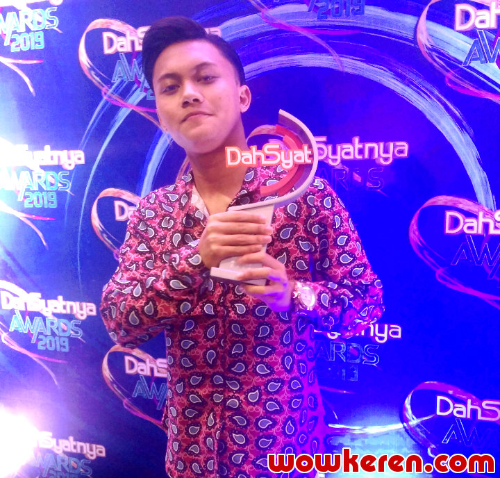 Rizky Febian Bangga Sabet Piala Penyanyi Solo Pria Terdahsyat