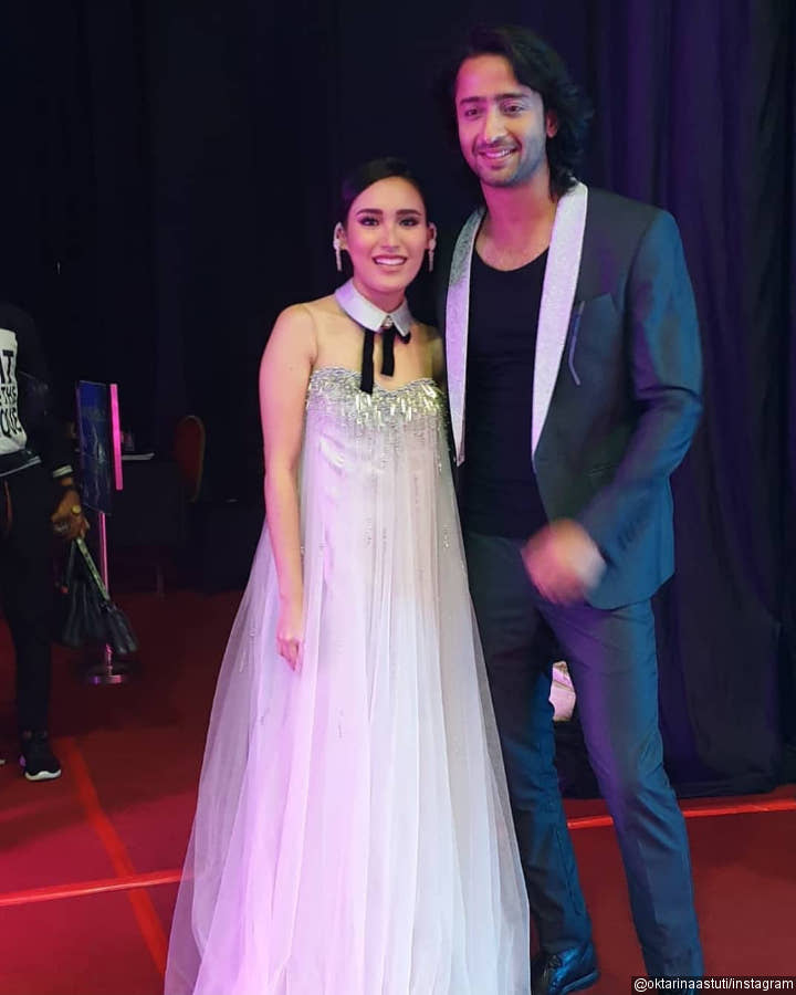 Malu-Malu Pose Berdua di Belakang Panggung HUT ANTV