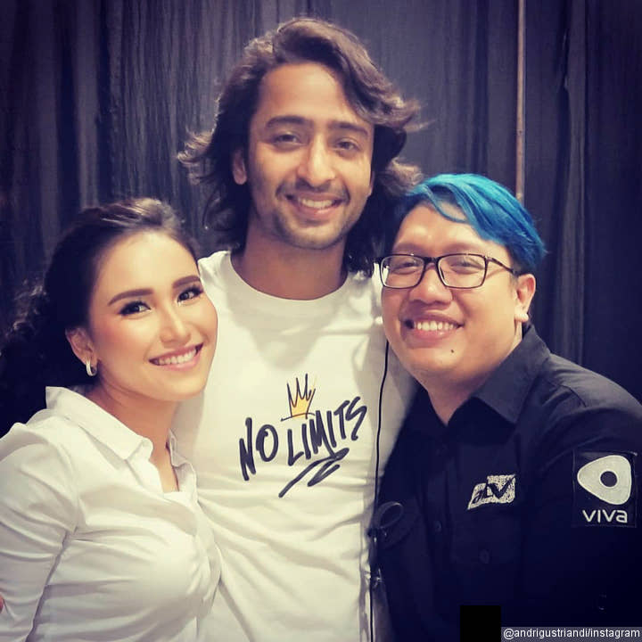 Bahagia Pose Bareng Salah Satu Kru ANTV 