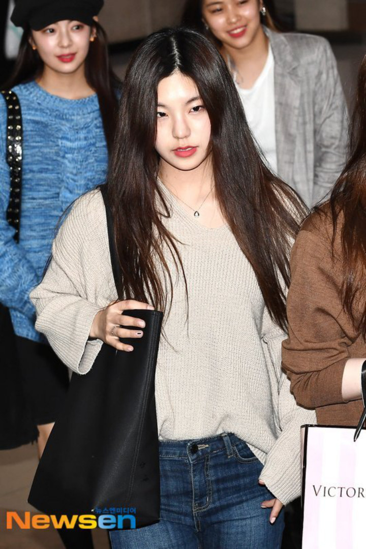 Yeji ITZY Dibilang Seram dan Galak Saat Pasang Ekspresi Wajah Seperti Ini di Bandara