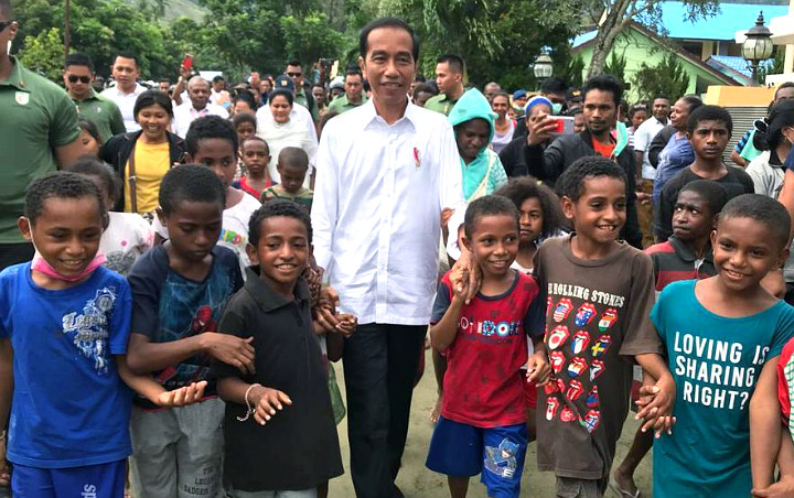  Jokowi Dihadang Hingga 6 Kali di Sorong: Negara Mana Ada Presiden Lewat Dicegat Kayak Gini?