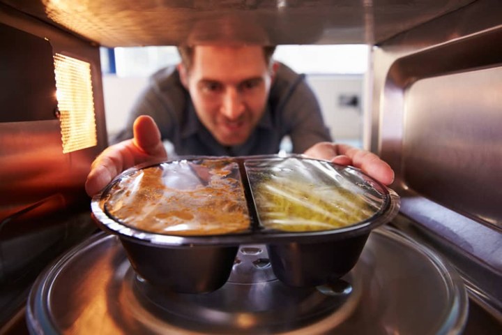 Makanan yang Dihangatkan di Microwave Berbahaya untuk Kesehatan