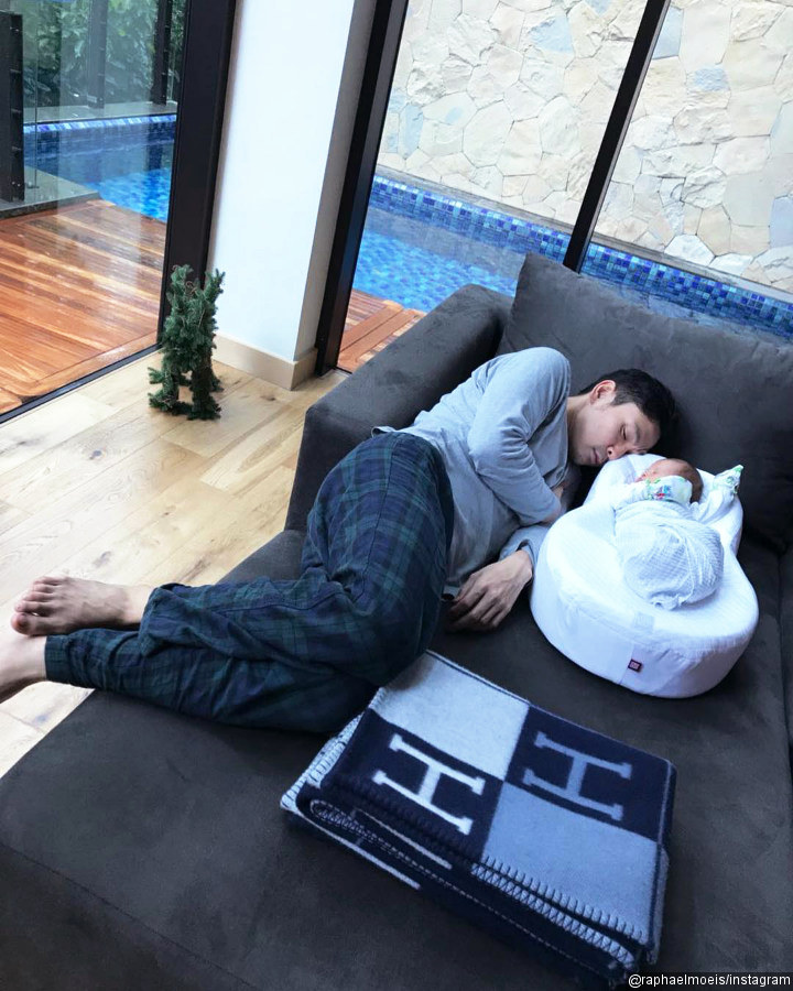 Raphael Moeis Tidur di Baby Nest Seharga Jutaan, Ada Selimut Hermes Juga Nih