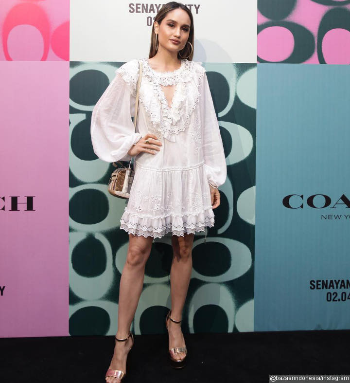 Cinta Laura Tampil Cantik Pakai Romantic Mini Dress dari Coach