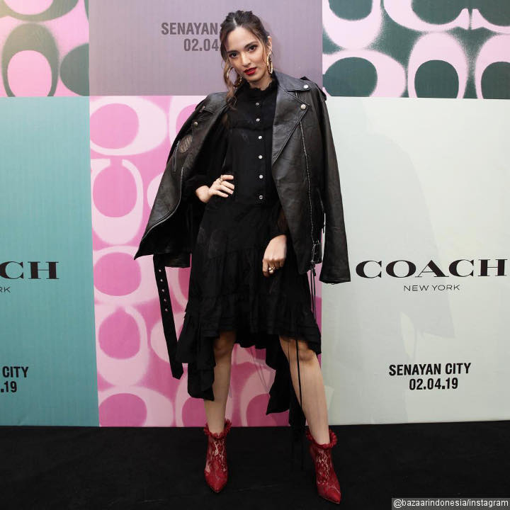 Nia Ramadhani Kece Padukan Dress Cantik dengan Jaket Leather Warna Hitam