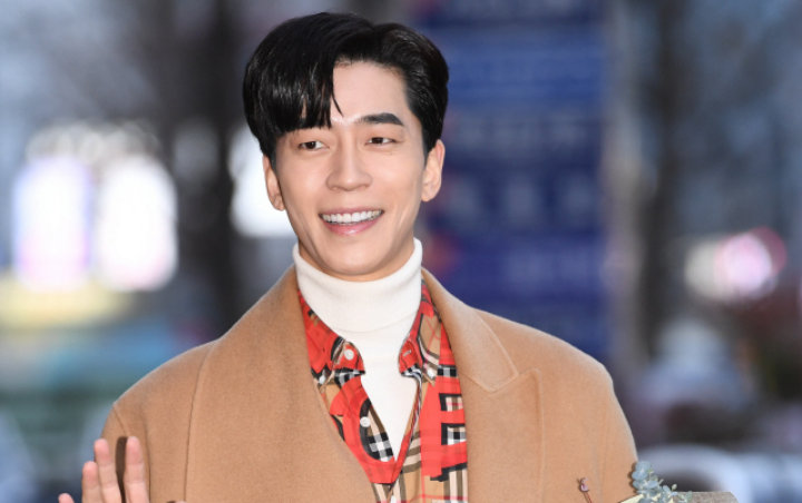 Shin Sung Rok Pamer Naskah Drama 'Perfume', Fans Senggol 'Vagabond'