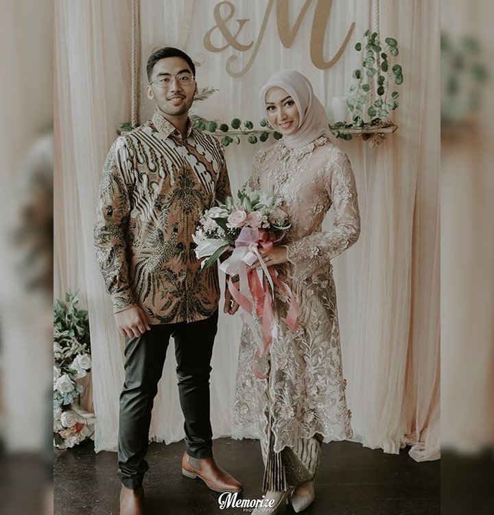 Sontek 15 Inspirasi Kebaya Couple  untuk  Tunangan yang 