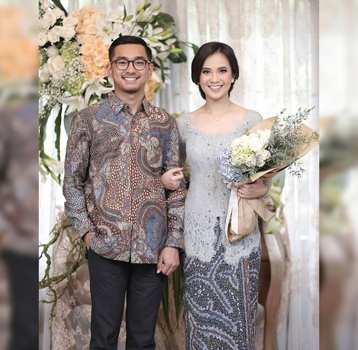 Sontek 15 Inspirasi Kebaya Couple untuk Tunangan yang 