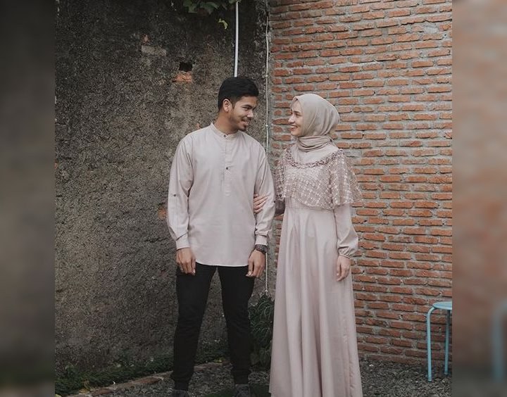 Sontek 15 Inspirasi Kebaya Couple Untuk Tunangan Yang Bikin Penampilan Makin Menawan